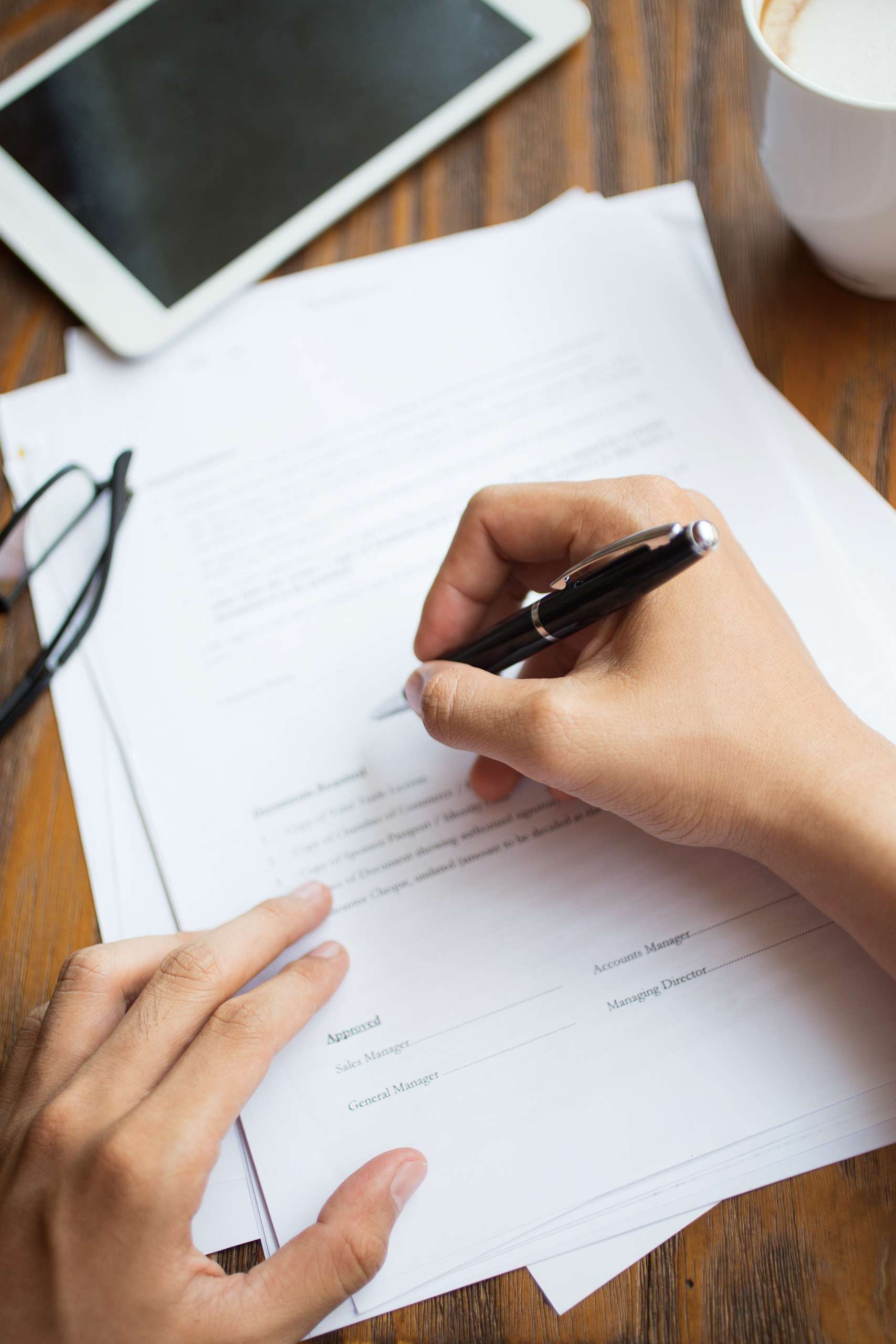 O que você precisa saber sobre contrato de seguro? Saiba tudo sobre o documento e as suas diferenças da apólice